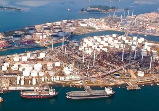 (图注:新加坡武公岛 两座小岛连为一体,为壳牌石油公司炼油,仓储基地.